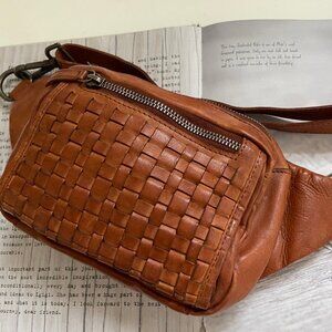 VILENCA HOLLAND SADDLE BROWN LEATHER WAIST OR SLING BAG/ADJUSTABLE STRAP; NWOT!